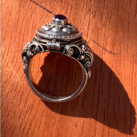 Vintage 925 Sterling Silver Scroll Poison Amethyst stone ring - Picture 3 of 5